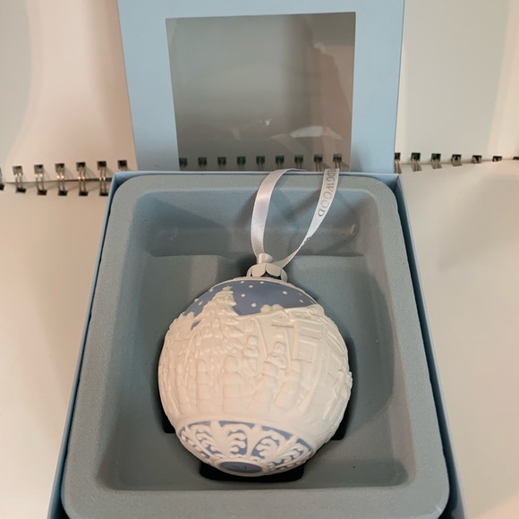 Wedgwood Jasperware Christmas Carol Singers Blue White Ornament - Picture 2 of 8